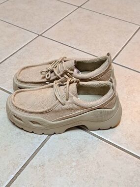 Crocs Gallery Shoe in the "Bark" colorway - Men's sz 8 / Women's sz 10